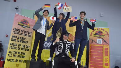 ناشطون يتسلمون جائزة الحفرية الرائعة لهذا اليوم نيابة عن مجموعة الدول السبع الكبرى