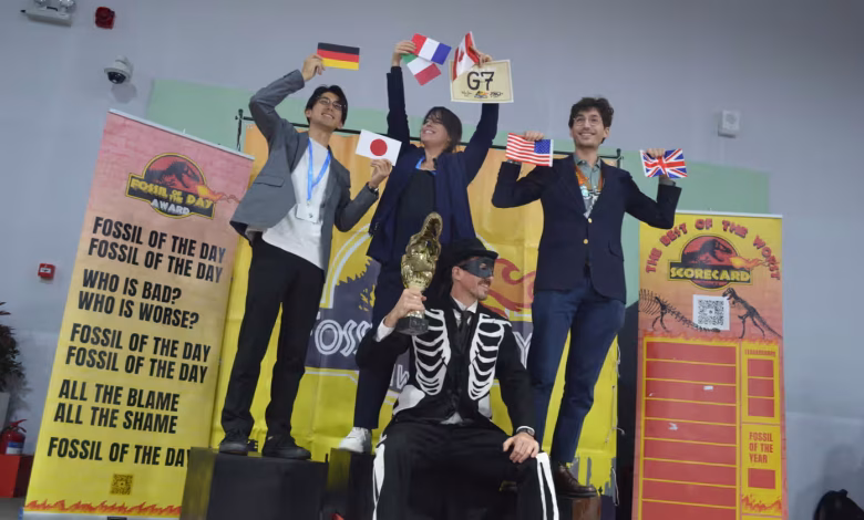 ناشطون يتسلمون جائزة الحفرية الرائعة لهذا اليوم نيابة عن مجموعة الدول السبع الكبرى