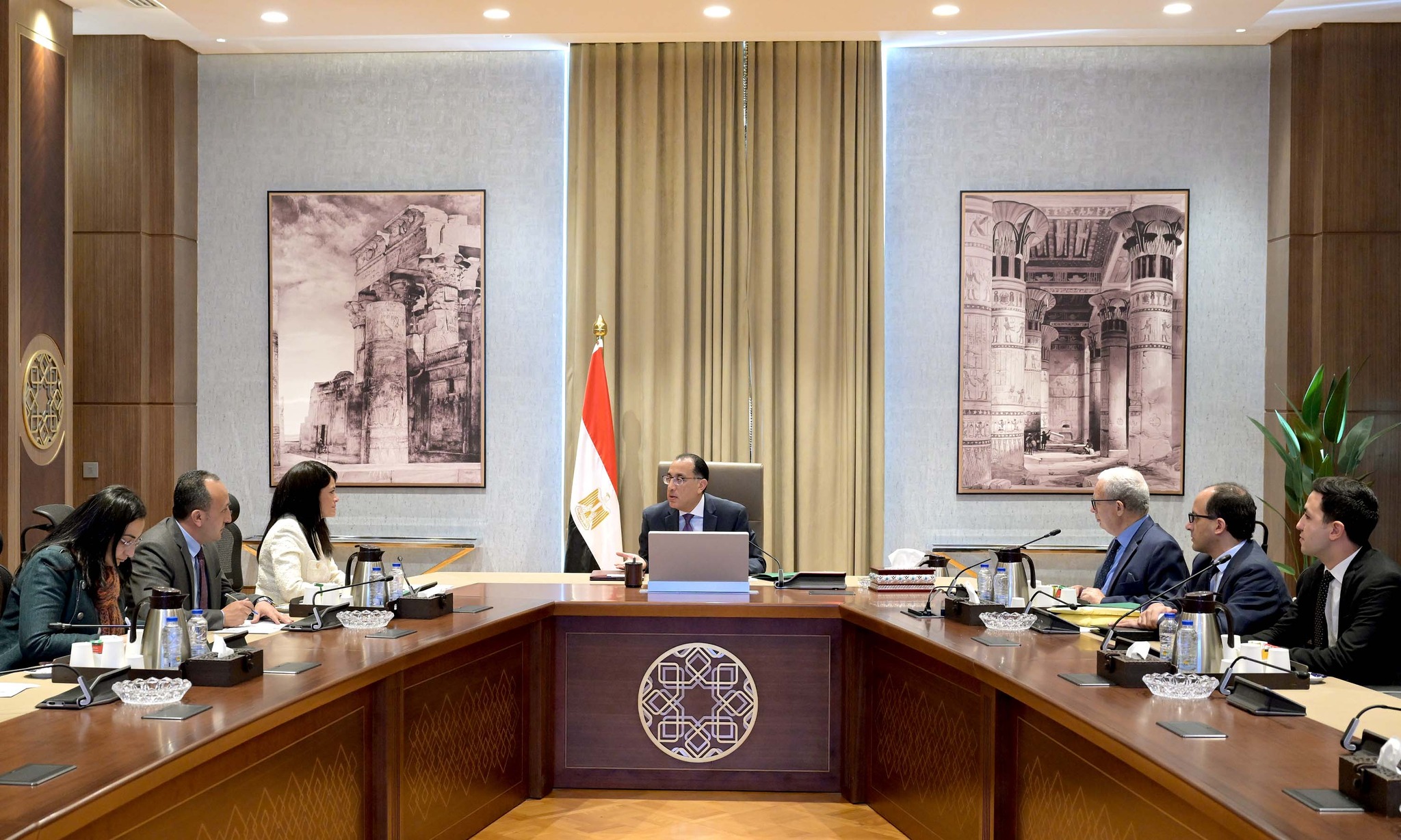 لجنة إصلاح وإعادة هيكلة الهيئات الاقتصادية واجتماعها مع رئيس الوزراء