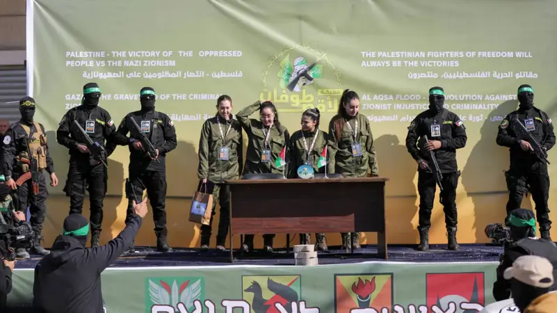 المجندات الإسرائيليات أثناء التسليم في غزة