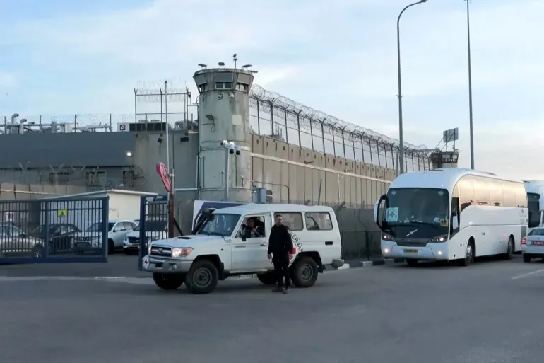حافلات تضم الأسرى الفلسطينيين الذين سيفرج عنهم اليوم توجهت إلى سجن عوف