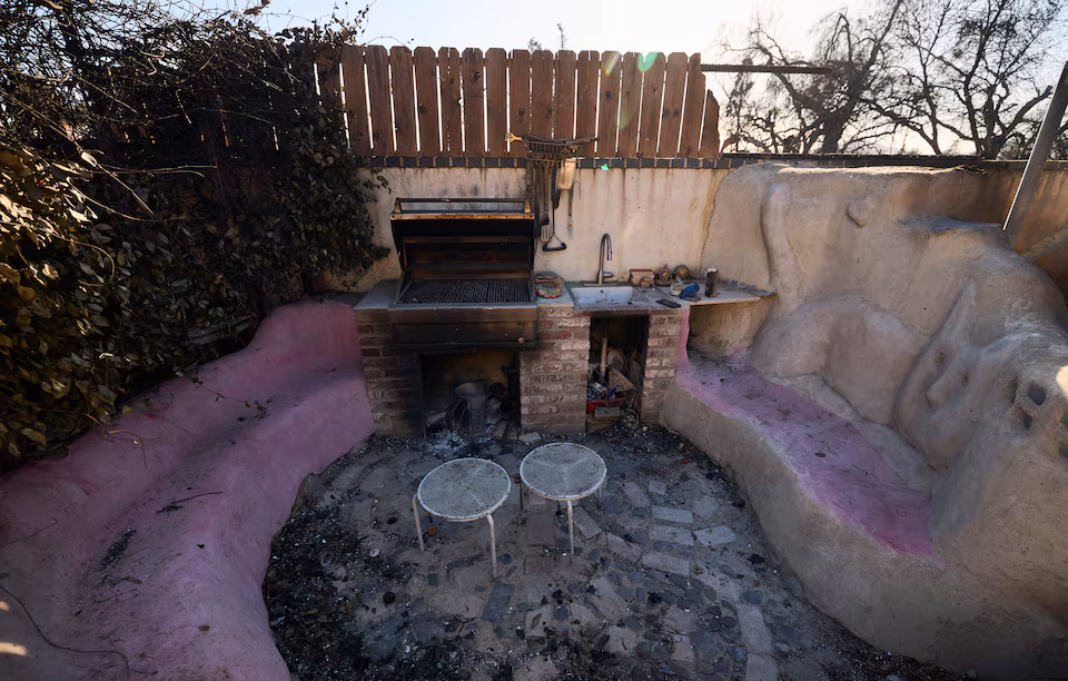 أثار حرائق لوس أنجلوس ومحاولة إعادة البناء بالطين والمواد الطبيعية