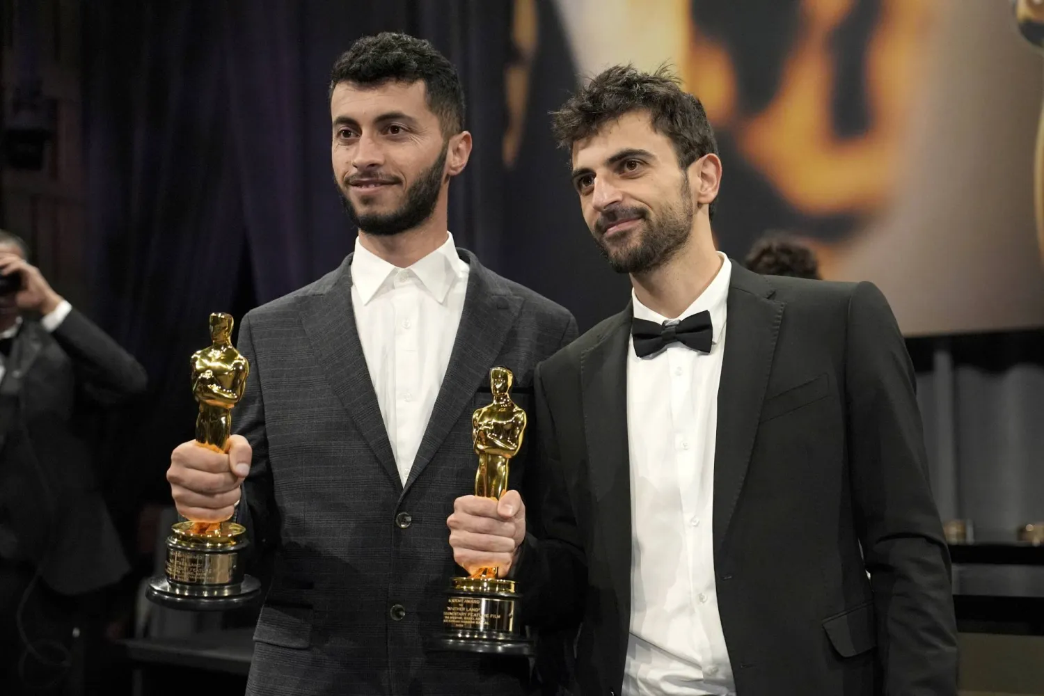 فلسطيني وإسرائيلي واستلام جائزة أفضل فيلم وثائقي طويل عن قضية فلسطين