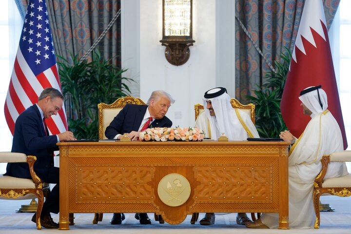 الرئيس الأمريكي دونالد ترامب، وأمير قطر تميم بن حمد آل ثاني، والرئيس التنفيذي لشركة بوينج كيلي أورتبرج