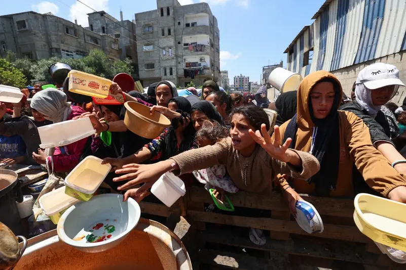 فلسطينيون ينتظرون الحصول على طعام وسط غزة