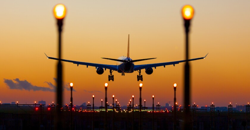 طائرة شحن على مدرج مطار دولي وسط حركة لوجستية مكثفة تعكس اضطرابات سلاسل الإمداد