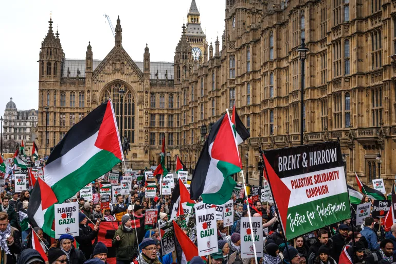 متظاهرون مؤيدون لفلسطين أمام مبنى البرلمان في لندن