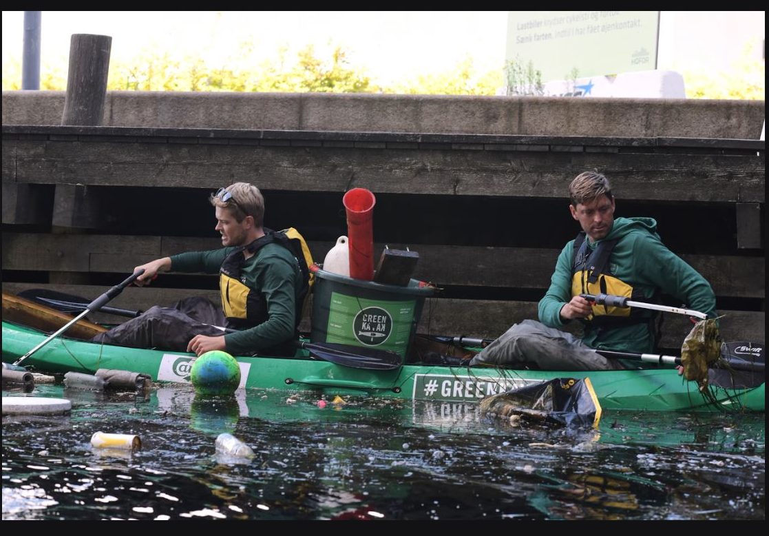 متطوعون يلتقطون القمامة في الممرات المائية في كوبنهاجن مع Green Kayak، وهي منظمة غير حكومية تعمل على إشراك المتطوعين في مكافحة التلوث البيئي.