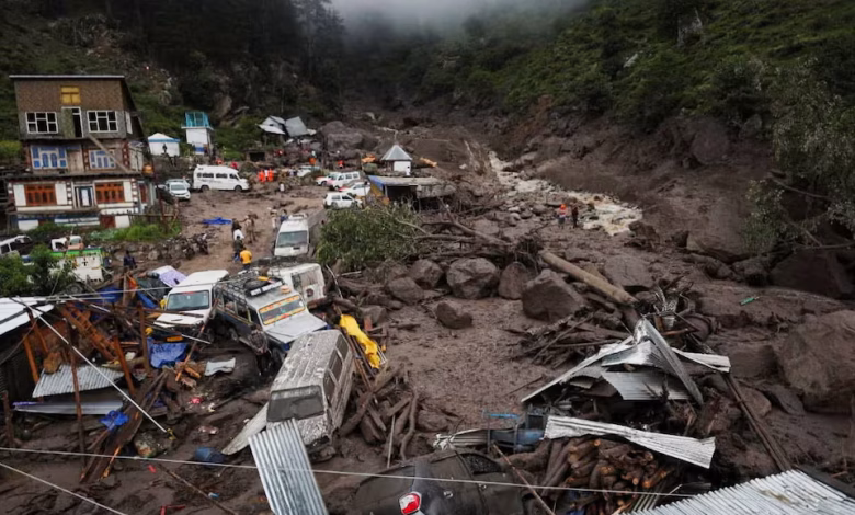 قرية باكستانية غارقة في المياه بعد فيضان مفاجئ، مع منازل مدمرة