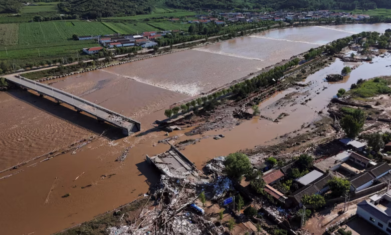 طريق غمرته الفيضانات في إحدى المقاطعات الصينية،