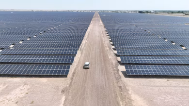 أول مشروع طاقة شمسية ضخم يضيء منازل عدن