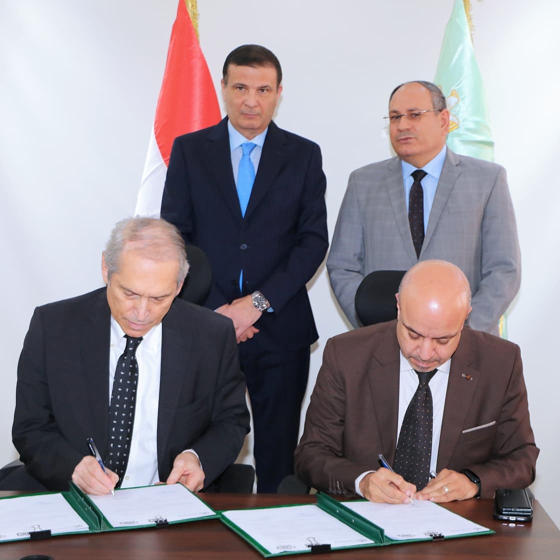 وزير الزراعة ومسؤولو البحوث الزراعية والمجلس التصديري للحاصلات الزراعية خلال توقيع بروتوكول تعزيز الزراعة العضوية