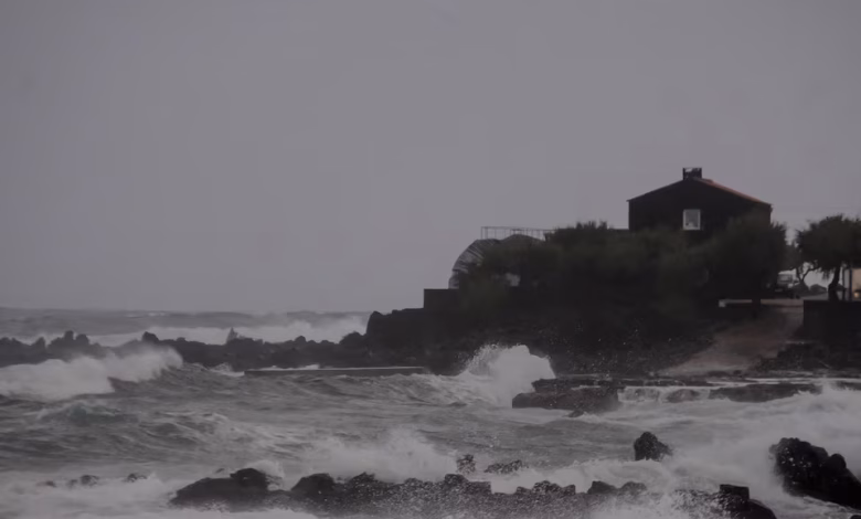 إعصار جابرييل يضرب جزر الأزور برياح أقل قوة من المتوقع