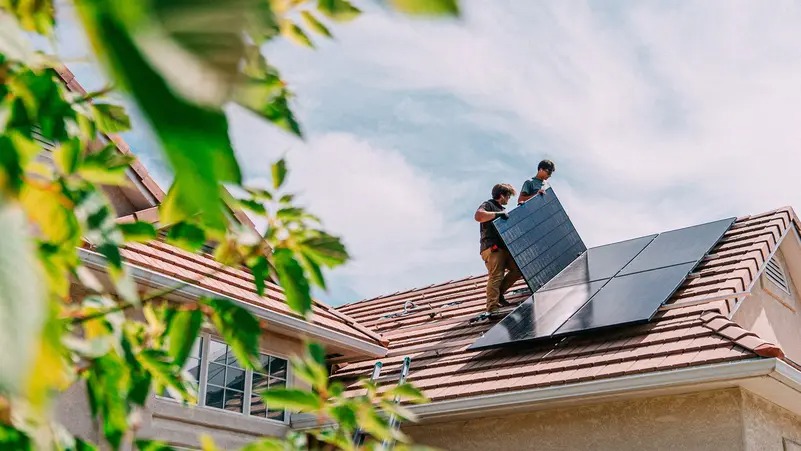 ألواح شمسية على الأسطح