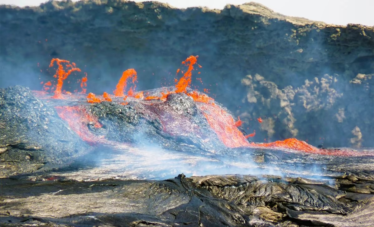تدفقات حمم بركانية نشطة من بركان إرتا أليه في عفار إثيوبيا
