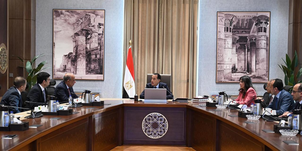 رئيس الوزراء يبحث مع مسئولي “سيمنز” الألمانية تعزيز التعاون في مشروعات الكهرباء والطاقة