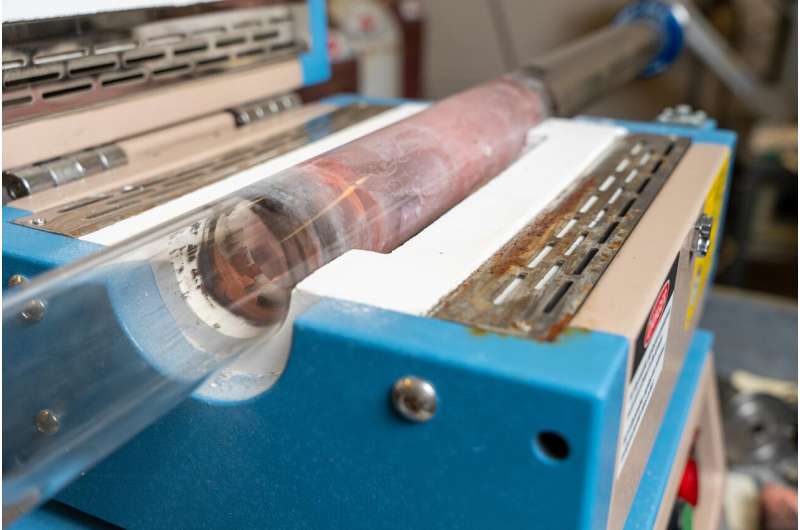 هلام معدني نقي يفتح الباب أمام بطاريات معدنية سائلة أكثر قوة