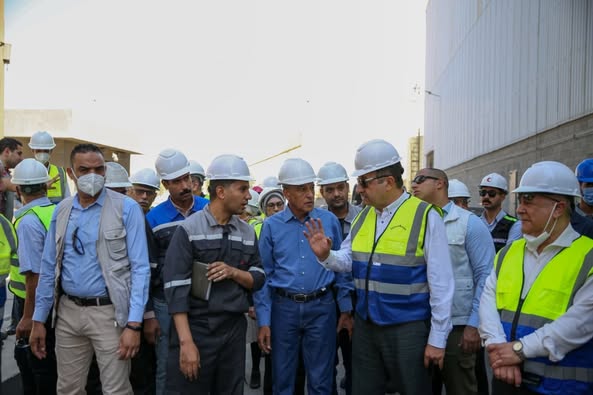 وزير قطاع الأعمال يتفقد التشغيل التجريبي لمصنع بلوكات الأنود الكربونية