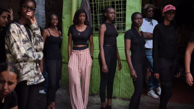 سوق جيكومبا في نيروبي يحول الملابس المستعملة الملقاة إلى أزياء مبتكرة