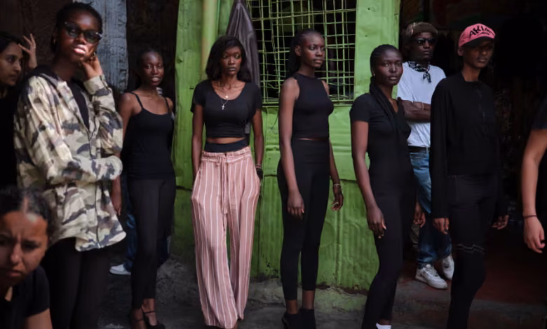 سوق جيكومبا في نيروبي يحول الملابس المستعملة الملقاة إلى أزياء مبتكرة