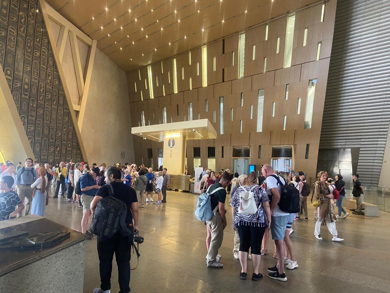 زجام للمصريين والأجانب لدخول المتحف المصري الكبير