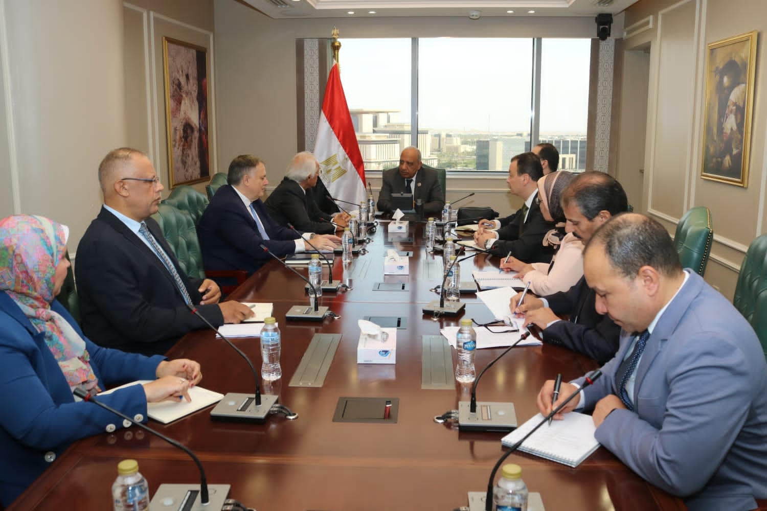 وزير الكهرباء المصري الدكتور محمود عصمت خلال لقائه رئيس مجموعة كوبولوزيس اليونانية
