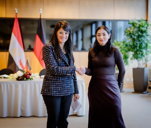 رانيا المشاط ونظيرتها الألمانية خلال اجتماع برلين لتوسيع برنامج مبادلة الديون.