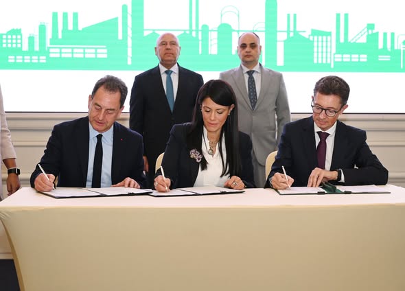 توقيع اتفاق تمويل ميسر ومنحة بقيمة 53.8 مليون يورو بين وزارتي التخطيط والتنمية الاقتصادية والتعاون الدولي والبيئة من جهة، والوكالة الفرنسية للتنمية وبنك الاستثمار الأوروبي