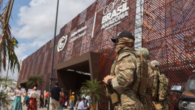 قوات الأمن البرازيلية تحرس مدخل قمة COP30 بعد احتجاجات السكان الأصليين في بيليم.