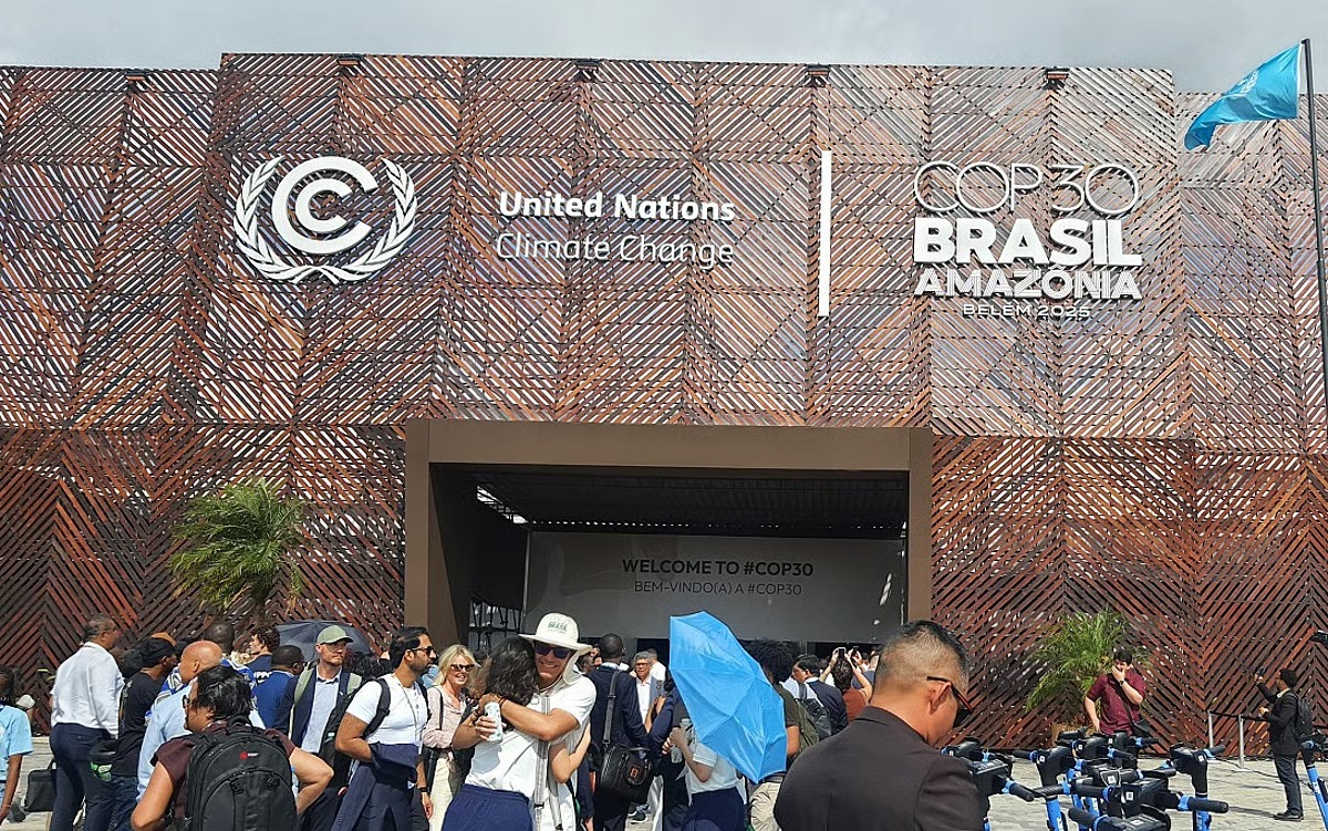 مؤتمر المناخ COP30، وسط ازدحام وفود ودبلوماسيين من مختلف دول العالم.