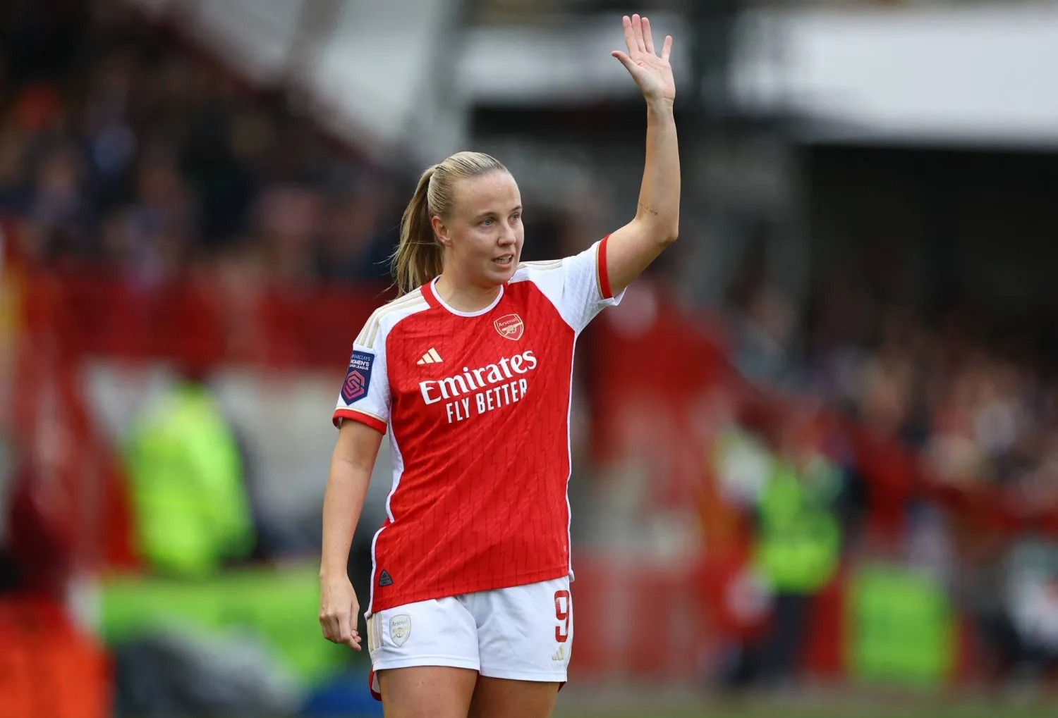 بيث ميد لاعبة كرة القدم الإنجليزية