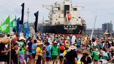 قام ناشطون بمنع سفينتين محملتين بالفحم من دخول ميناء نيوكاسل في اليوم الرابع من احتجاجات المد المتصاعد