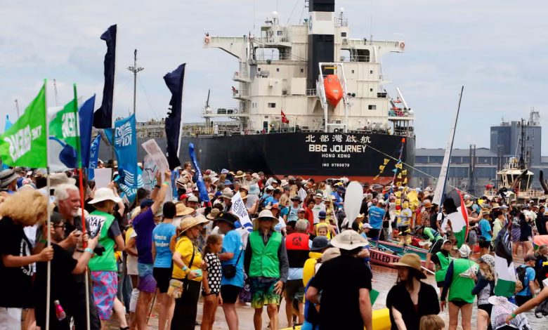 قام ناشطون بمنع سفينتين محملتين بالفحم من دخول ميناء نيوكاسل في اليوم الرابع من احتجاجات المد المتصاعد