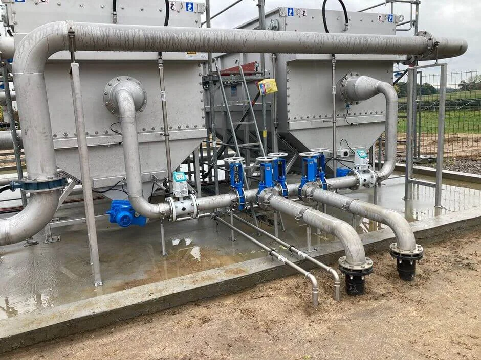 محطة معالجة مياه الصرف الصحي مع أحواض المعالجة وشبكات الأنابيب