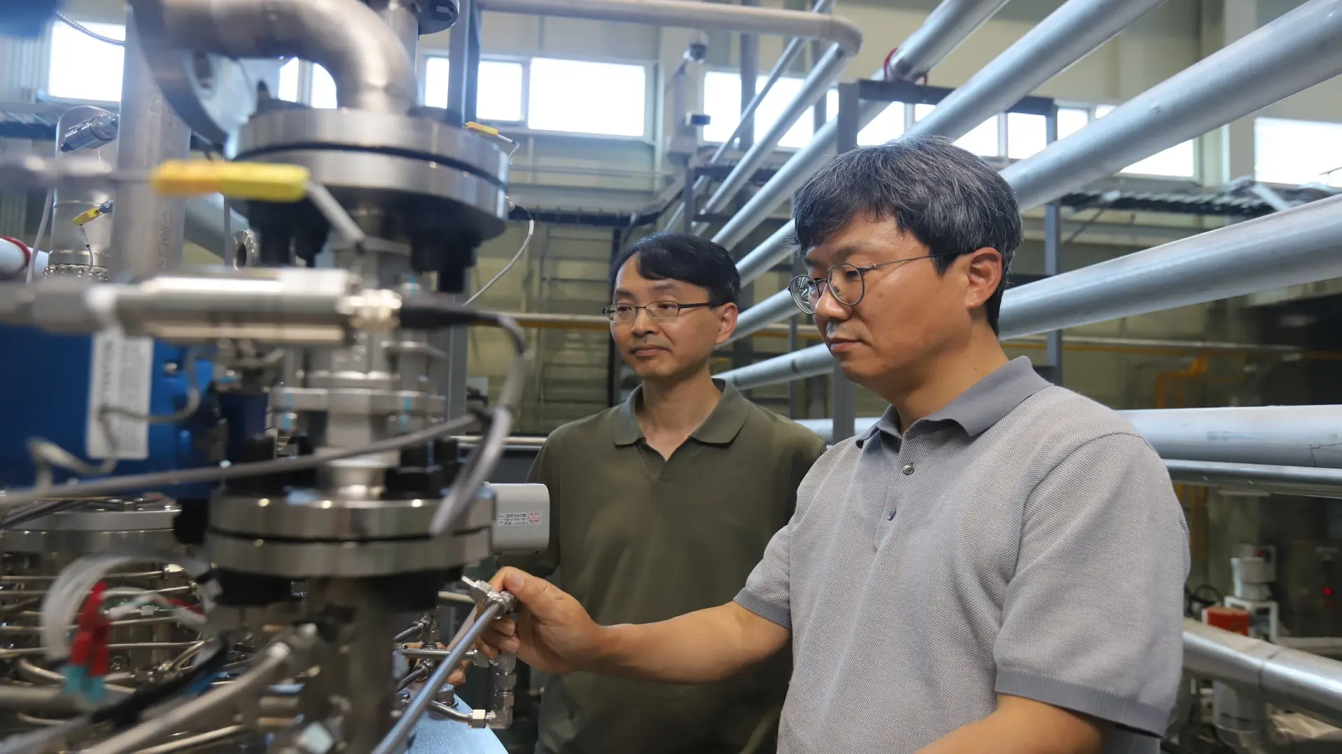 خزانات بطارية الهواء السائل العملاقة في صحراء جوبي بالصين تنتج طاقة نظيفة من الهواء السائل.