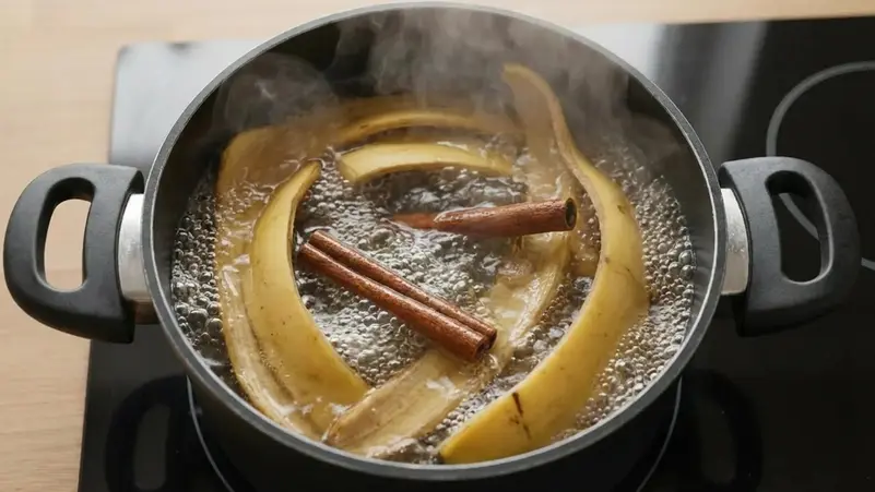 قشور موز طازجة مع عيدان القرفة في مشهد يعكس استخدامات منزلية طبيعية