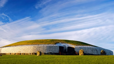 سحب سمحاقية رفيعة تمتد كخيوط بيضاء عبر سماء زرقاء صافية على ارتفاع شاهق.