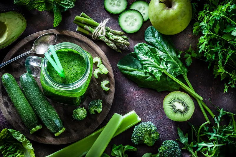 أفضل المشروبات الطبيعية المدعومة علمياً لتخفيف الإمساك وتحسين حركة الأمعاء وصحة الجهاز الهضمي