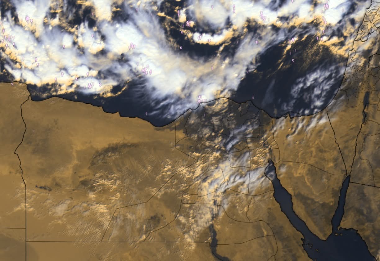 سحب ركامية داكنة مع أمطار غزيرة