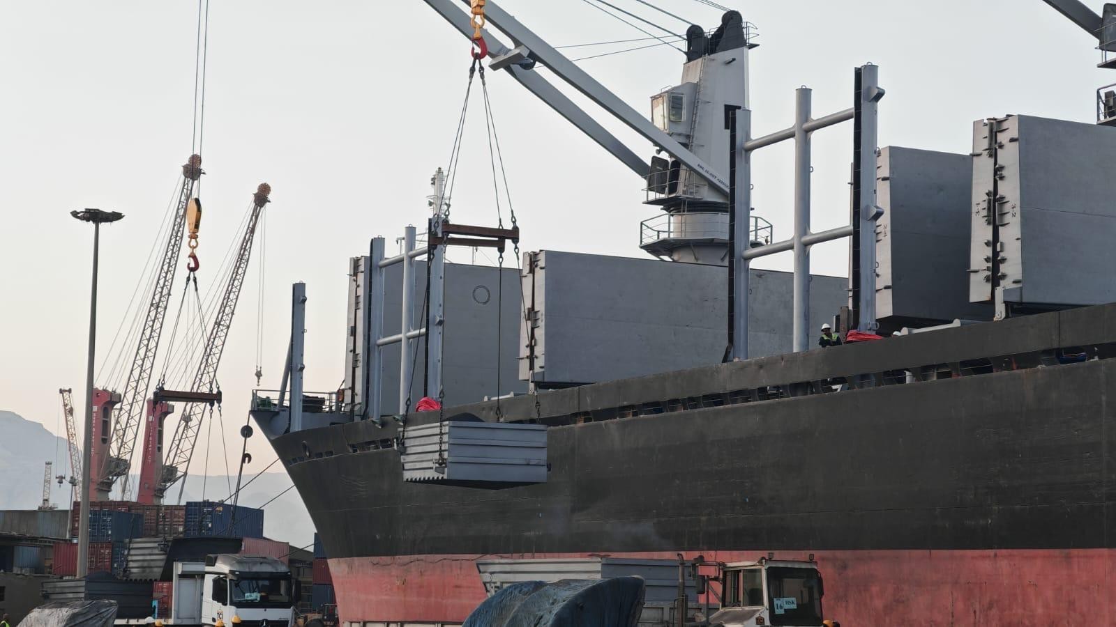 شحنة من الفحم البترولي المكلسن جاهزة للتحميل في ميناء الأدبية