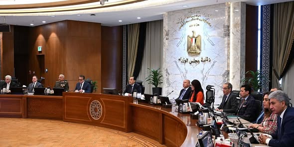 الدكتور مصطفى مدبولي والدكتور أحمد كجوك خلال المؤتمر الصحفي الأسبوعي بمقر الحكومة