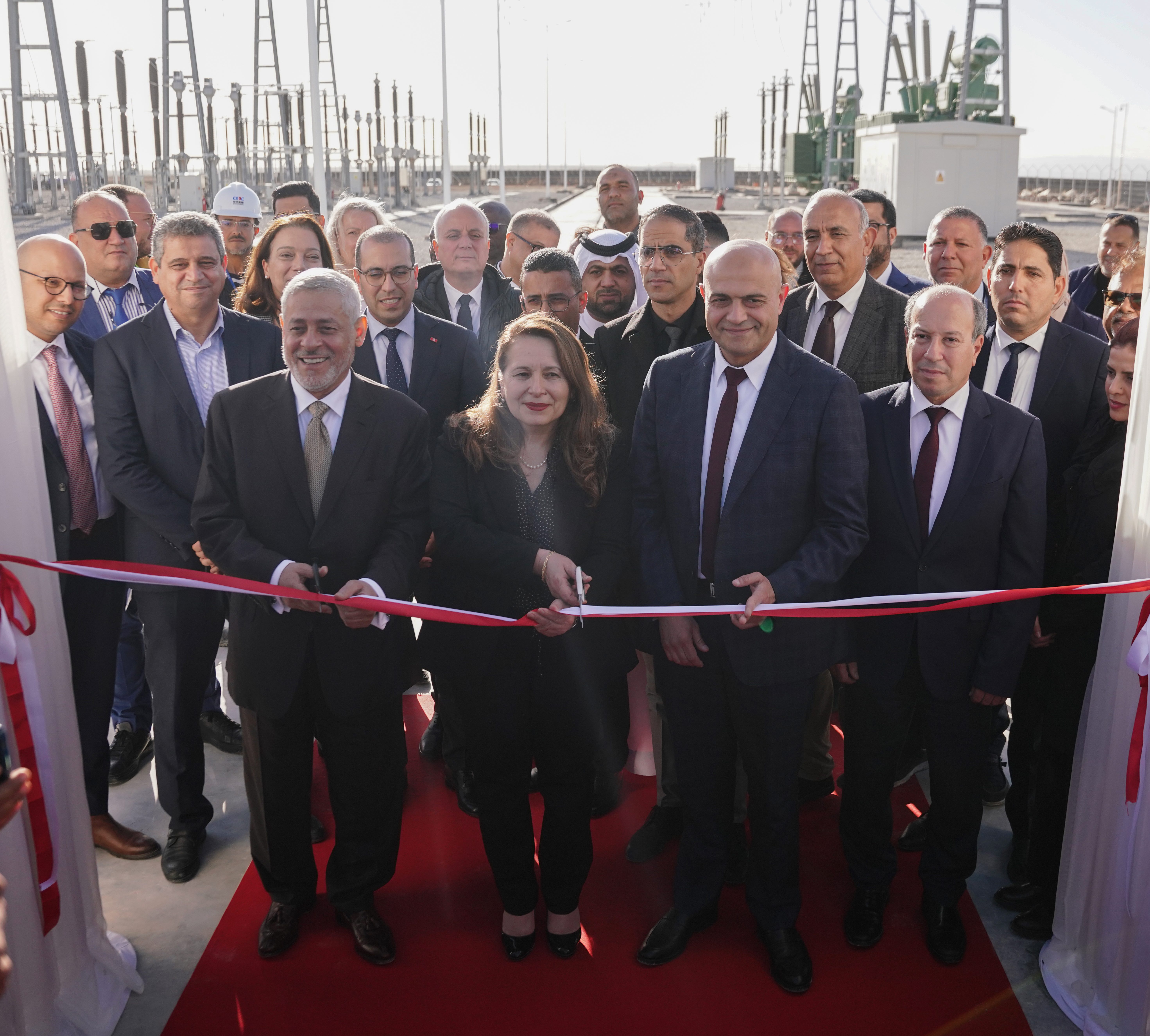 محطة AMEA Power الشمسية في كايروان بتونس أثناء التدشين الرسمي، مع مسؤولي الدولة وحضور قيادات الطاقة