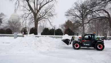 عاصفة ثلجية كثيفة تغطي شوارع العاصمة الأمريكية واشنطن وتشل حركة النقل الجوي والبري
