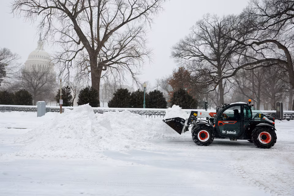عاصفة ثلجية كثيفة تغطي شوارع العاصمة الأمريكية واشنطن وتشل حركة النقل الجوي والبري