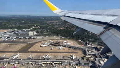 صورة جوية لمطار جاتويك في بريطانيا تظهر المدرج والمنطقة المحيطة به.