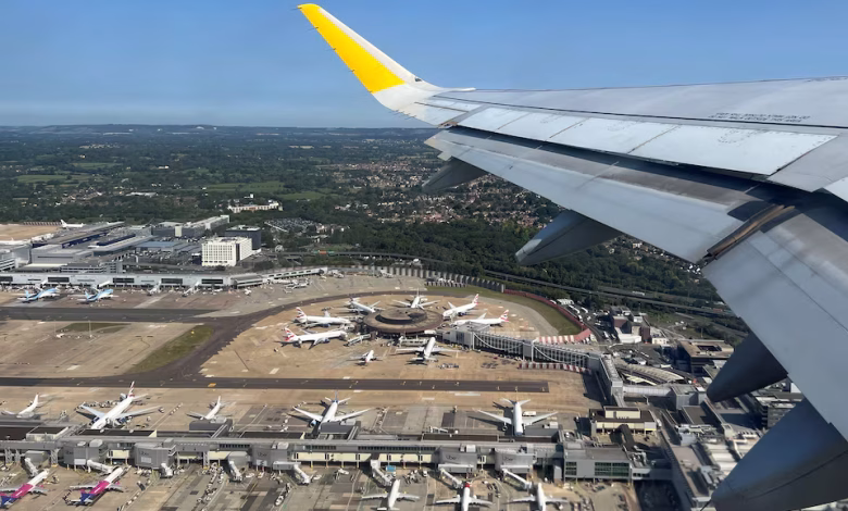 صورة جوية لمطار جاتويك في بريطانيا تظهر المدرج والمنطقة المحيطة به.