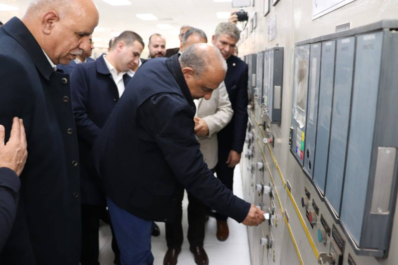 وزير الكهرباء ومحافظ الشرقية خلال تفقد محطة محولات الزقازيق وربطها بالشبكة