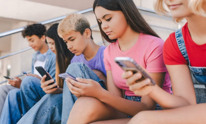 أوروبا تضبط استخدام المراهقين لوسائل التواصل