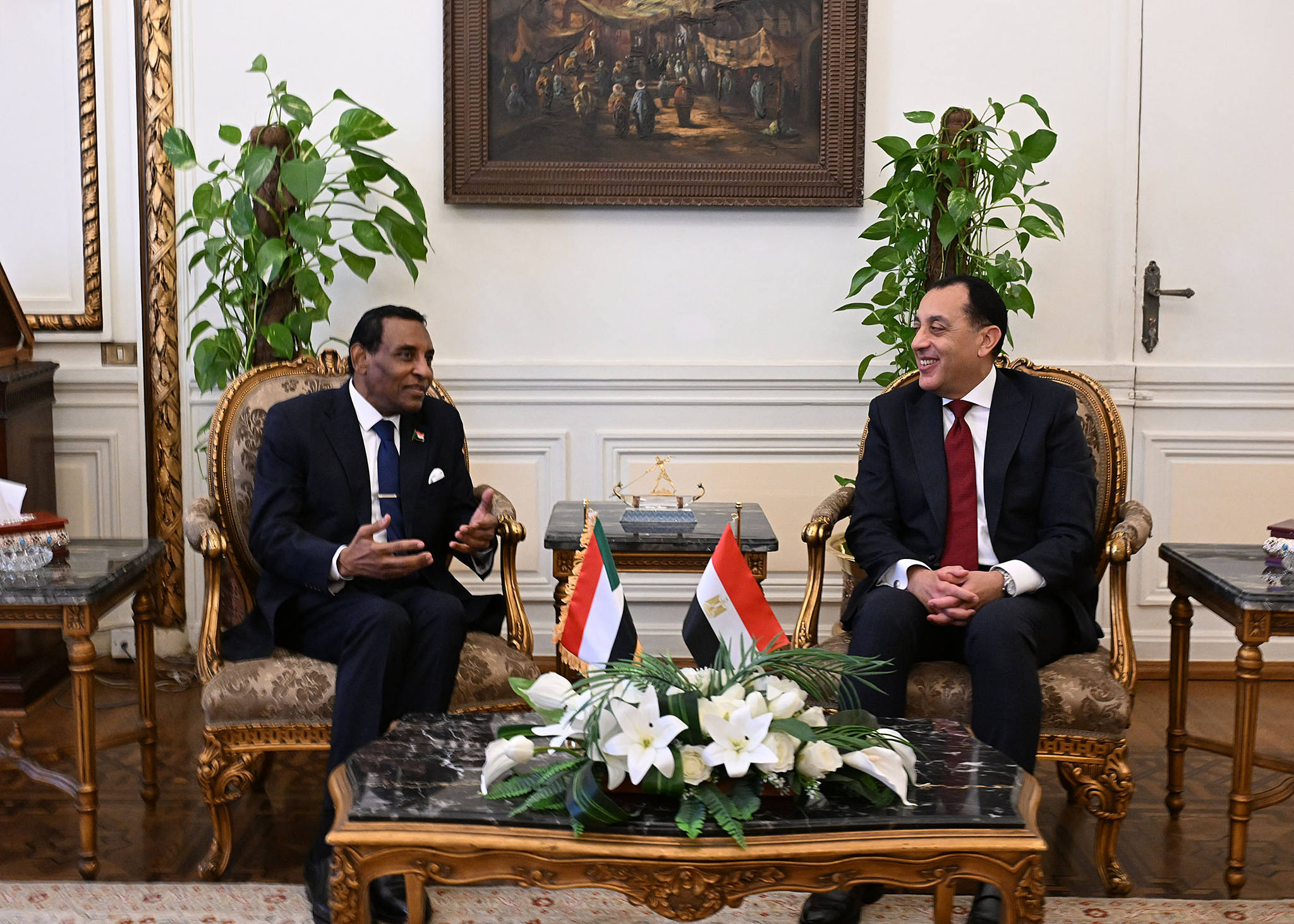 لقاء رسمي بين رئيسي وزراء مصر والسودان في القاهرة خلال مباحثات ثنائية حول التعاون وإعادة الإعمار وملف نهر النيل