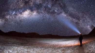 سماء صافية ليلية فوق مرصد بارانال في صحراء أتاكاما بتشيلي، محمية من أي تطوير صناعي قريب.